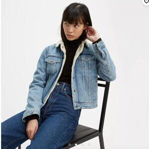 Levi's Original Sherpa Denim Trucker Jacket in "Divided blue" medium wash